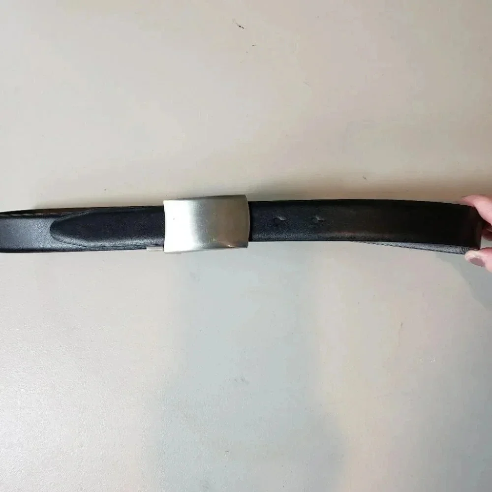 Black leather belt w/ brushed silver buckle‎ W32